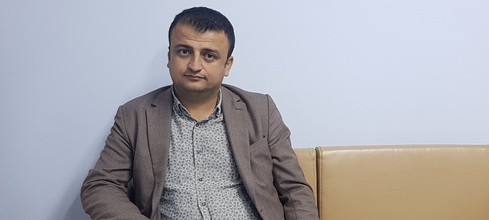 İKİ GRUBUN ARASIN DA KALDILAR