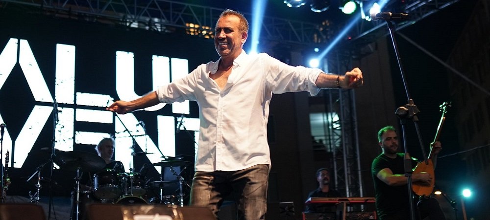 Erguvan Haluk Levent ile açıldı