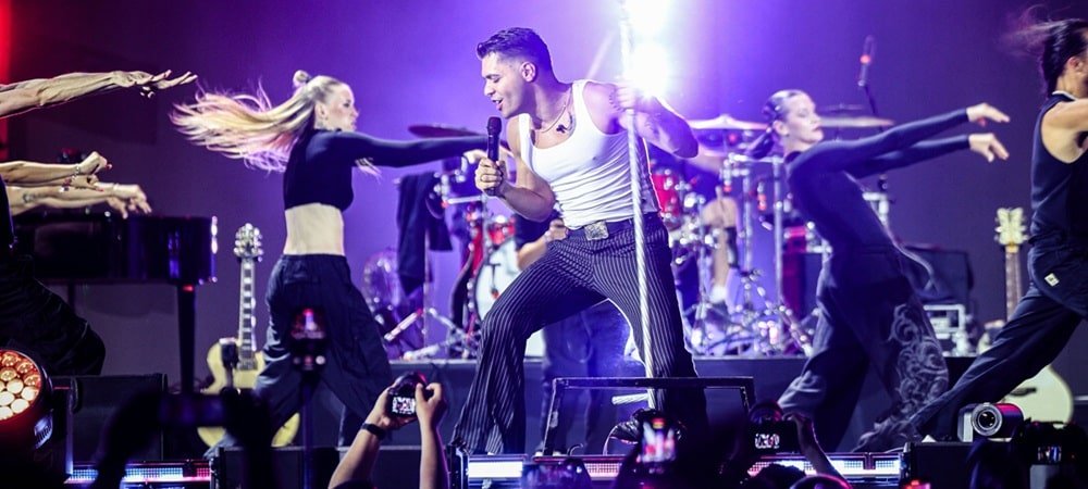 Emir Can İğrek’ten Ayakta Alkışlanan Performans