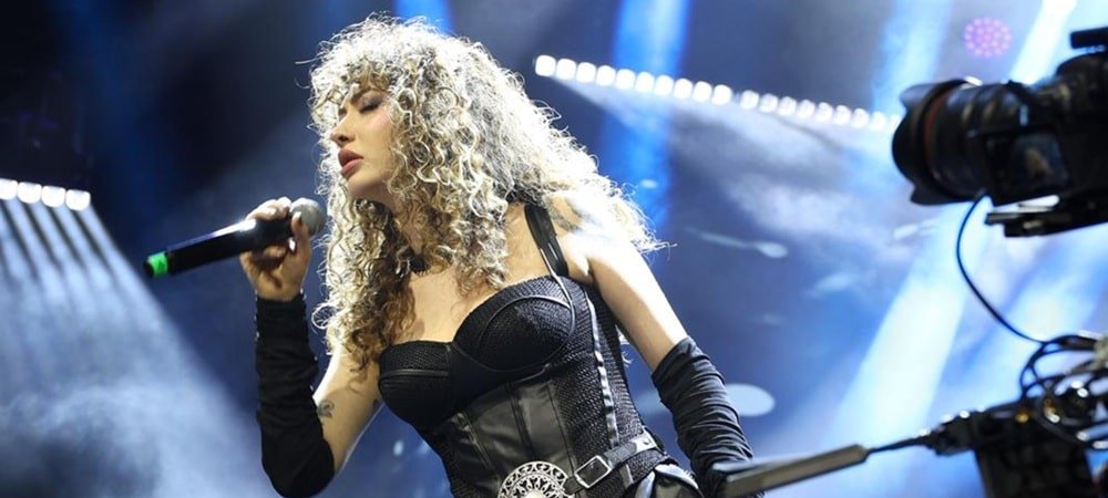 KARİYERİNİN 10. YILINI MÜZİSYEN DOSTLARI VE AİLESİYLE HARBİYE SAHNESİNDE KUTLADI