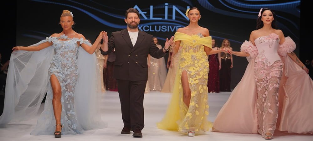 ÜNLÜ MANKENLERDEN NET MESAJ: “BAYRAĞIMIZ KIRMIZI ÇİZGİMİZDİR”