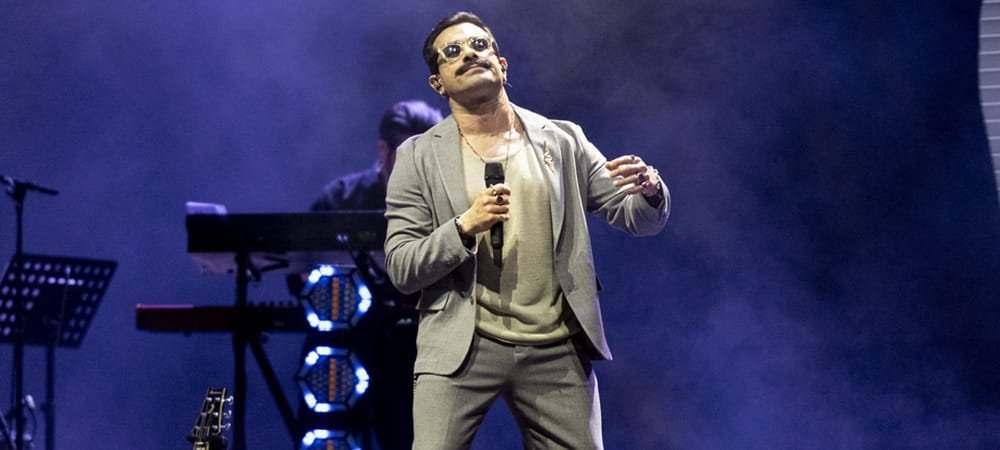 Antalya Açıkhava'da müzikseverlerle buluşan Gökhan Türkmen'in konserinde 7 evlenme teklifi yapıldı