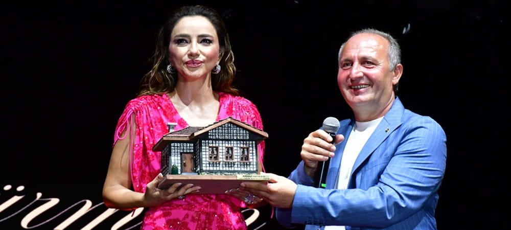 Arhavi’de Festival Finaline Öykü Gürman ve Semicenk Damga Vurdu